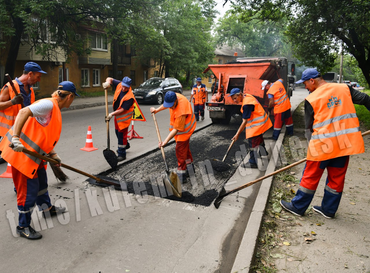 На автомобильных дорогах нашего города во всех районах кипит работа.