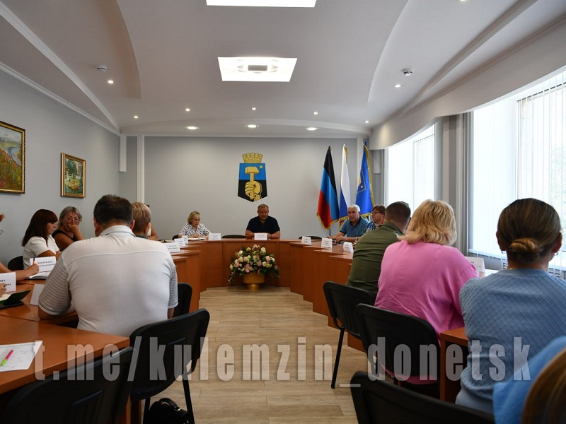 Выполняя поручение Главы ДНР Дениса Пушилина в администрации городского округа Донецк состоялось заседание комиссии муниципального штаба по здравоохранению .