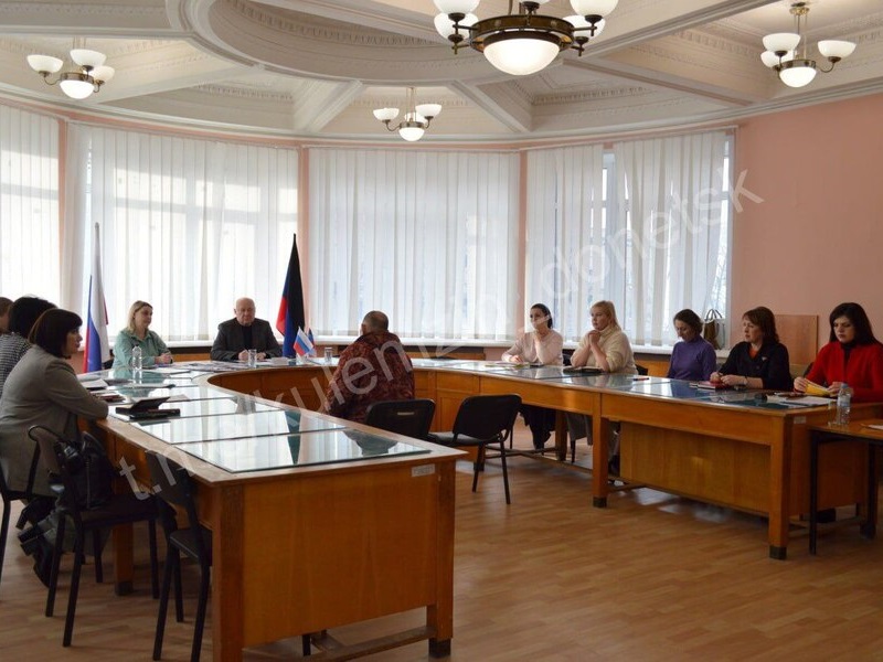 Приём граждан в общественной приёмной Донецкого городского местного отделения партии «Единая Россия».