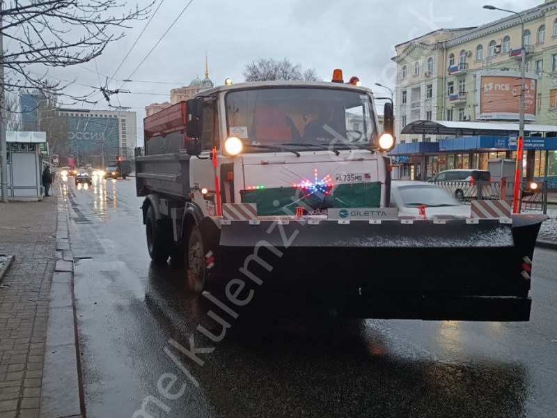 На дорогах Донецка работает спецтехника.