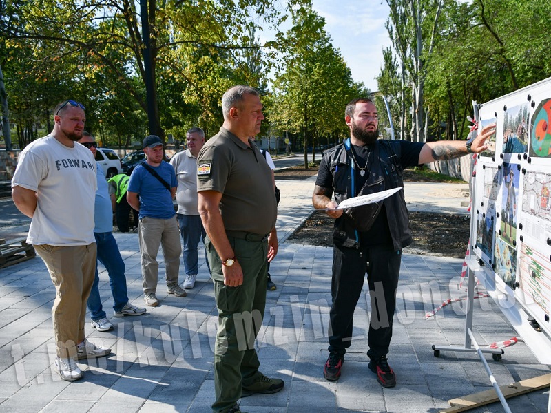 Продолжаются работы по благоустройству сквера &quot;Гулливер&quot;.