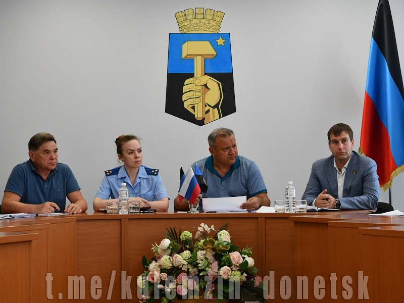 В администрации г.о. Донецк состоялось аппаратное совещание.