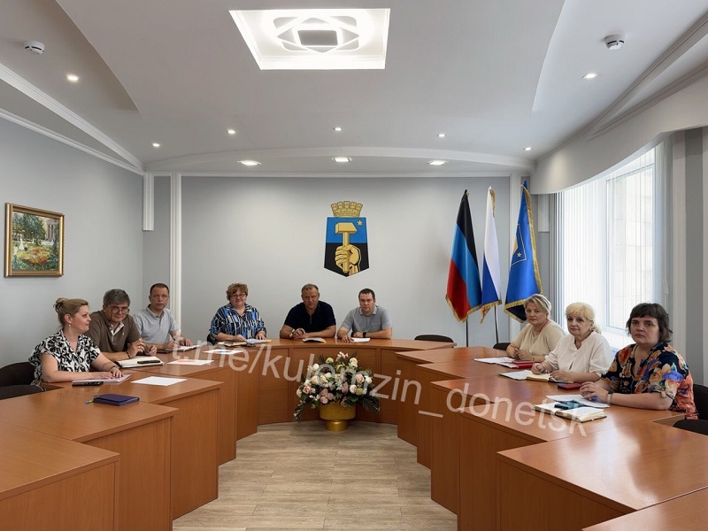 Глава муниципального образования городского округа Донецк провел совместное рабочее совещание с Министром образования и науки ДНР Олегом Трофимовым.