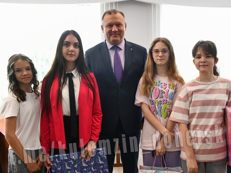 Алексей Кулемзин поздравил победителей фоточелленджа рисунков на асфальте &quot;Яркие краски России&quot;.