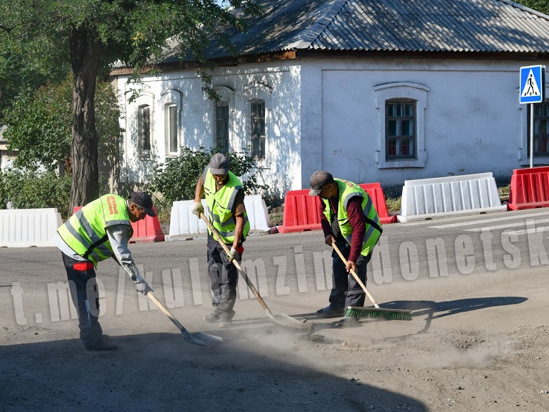 На проспекте Лагутенко ведутся работы по ремонту дорожного покрытия.