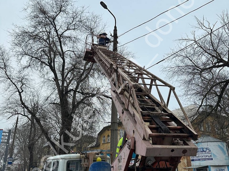 Работники предприятия «Донецкгорсвет» в новом году продолжают плодотворно трудиться на благо жителей нашего города.