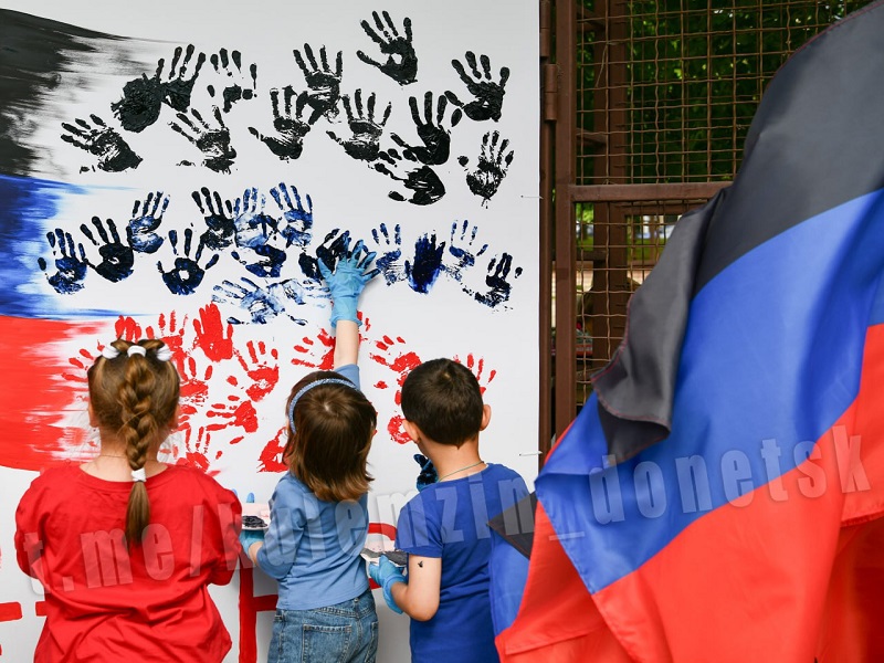 Флаг Донецкой Народной Республики в детских руках!.