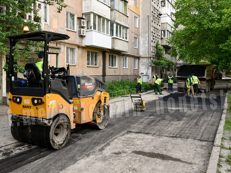 В Киевском районе начался ремонт внутриквартального покрытия.