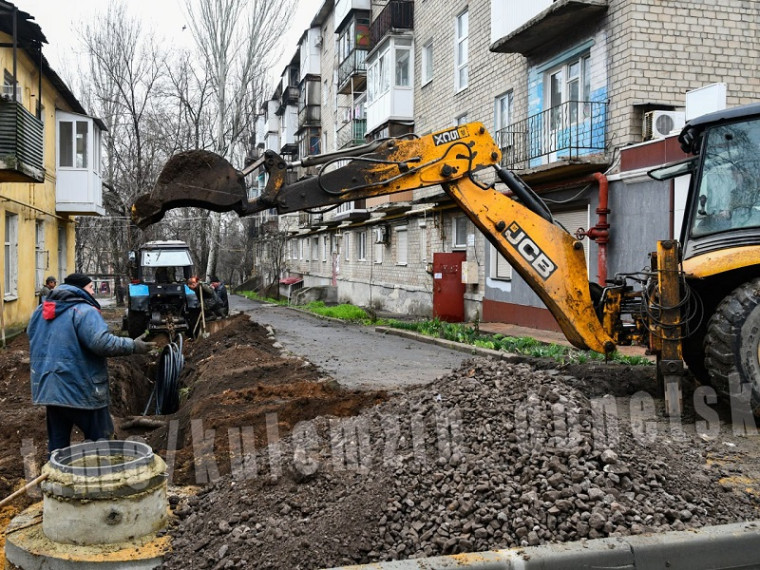 В Донецке осуществляются ремонтно-восстановительные работы. В Донецке осуществляются ремонтно-восстановительные работы.