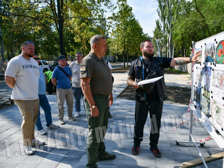 Продолжаются работы по благоустройству сквера "Гулливер". Продолжаются работы по благоустройству сквера "Гулливер".