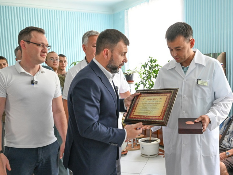 Глава ДНР Денис Пушилин присвоил почетное звание «Заслуженный врач ДНР» главврачу Якутской республиканской офтальмологической клинической больницы Ивану Луцкану. Глава ДНР Денис Пушилин присвоил почетное звание «Заслуженный врач ДНР» главврачу Якутской республиканской офтальмологической клинической больницы Ивану Луцкану.