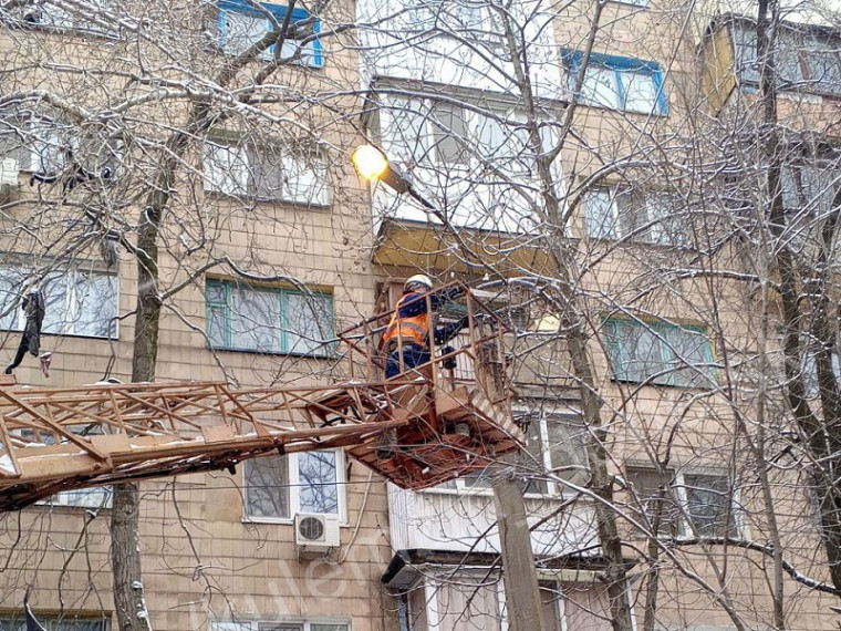 Работники предприятия «Донецгорсвет» с полной самоотдачей продолжают трудиться на благо жителей города. Работники предприятия «Донецгорсвет» с полной самоотдачей продолжают трудиться на благо жителей города.