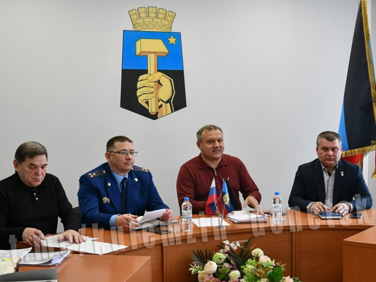 На повестке дня - благоустройство города . На повестке дня - благоустройство города .